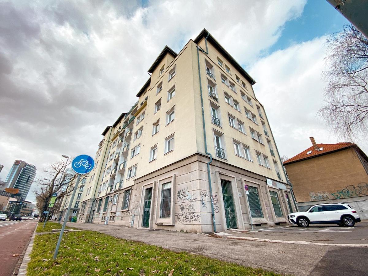Studio Steps From Nivy & Main Bus Station Bratislava Exterior foto